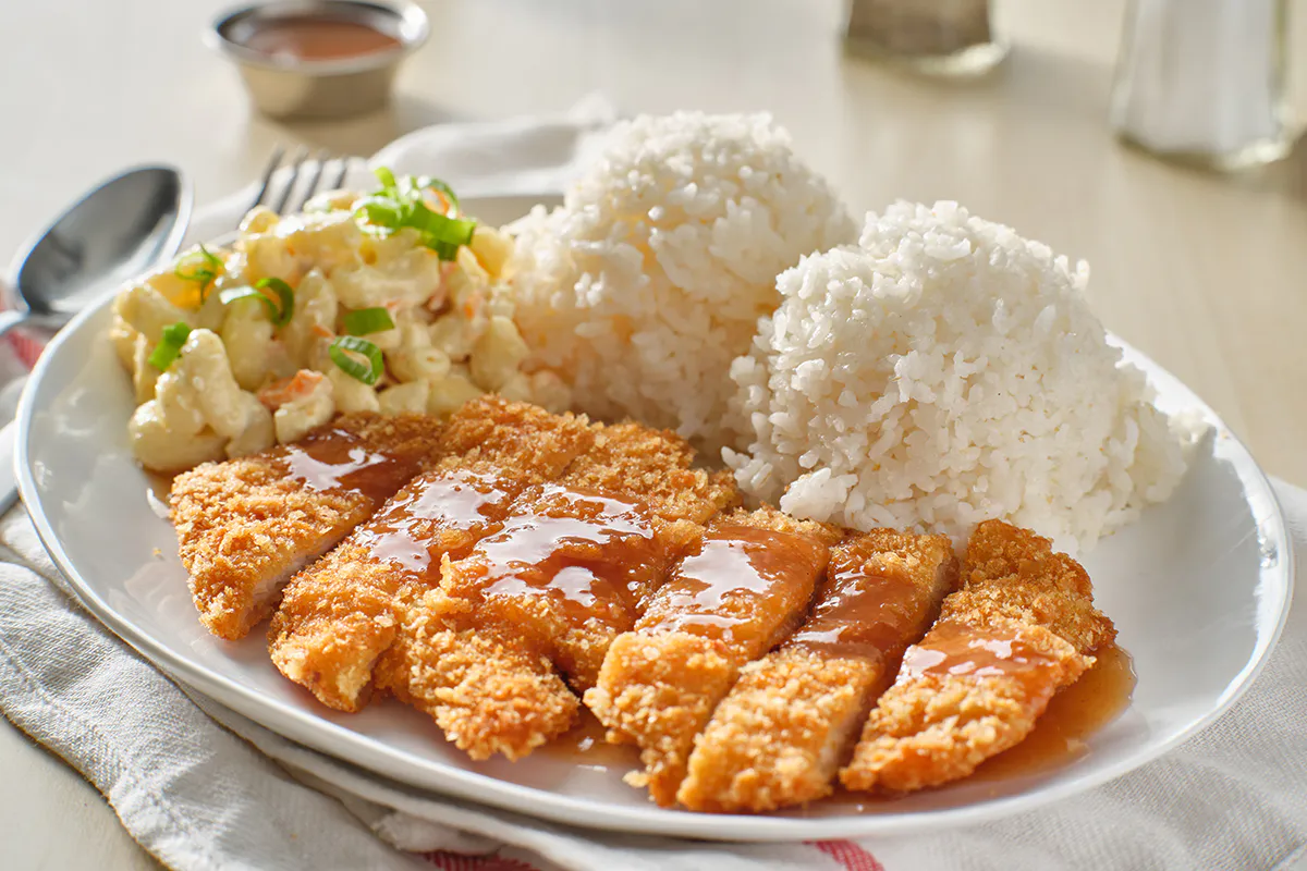 Crispy chicken with rice and macaroni salad
